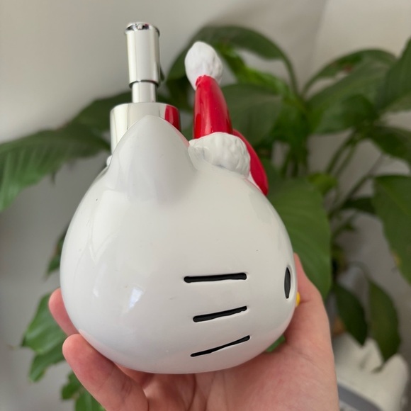 Hello Kitty Christmas Santa Soap Dispenser - Picture 4 of 8